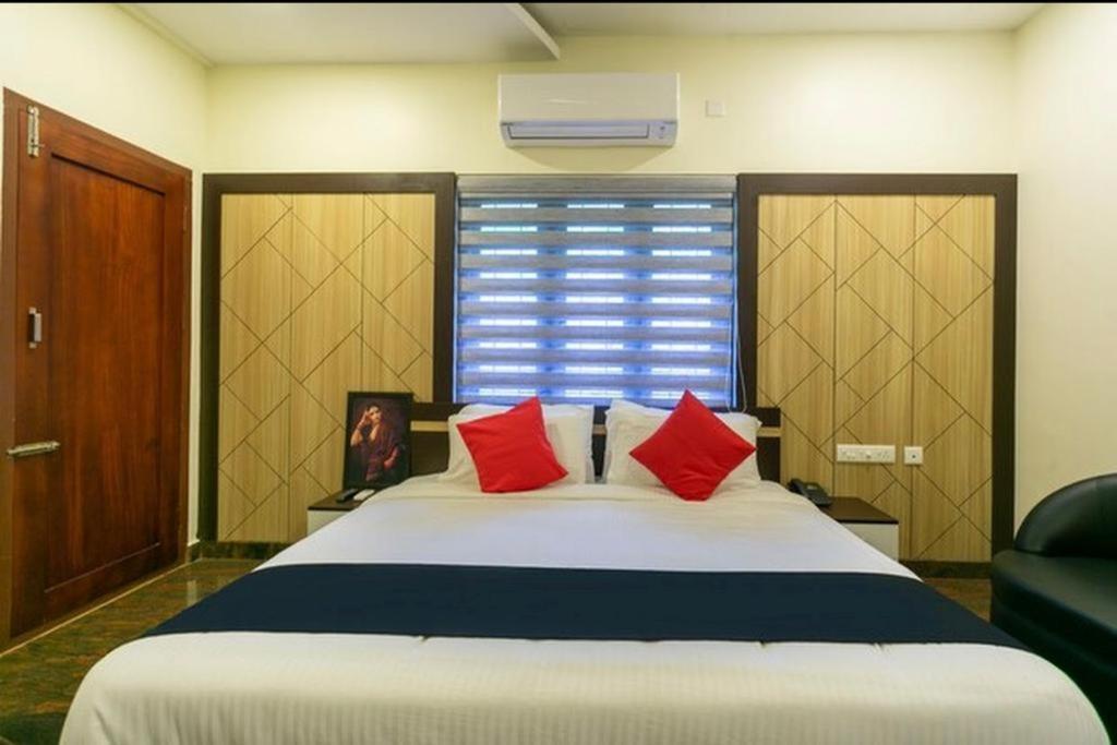 Thenmala Hormuz Inn Kolattupuzha エクステリア 写真