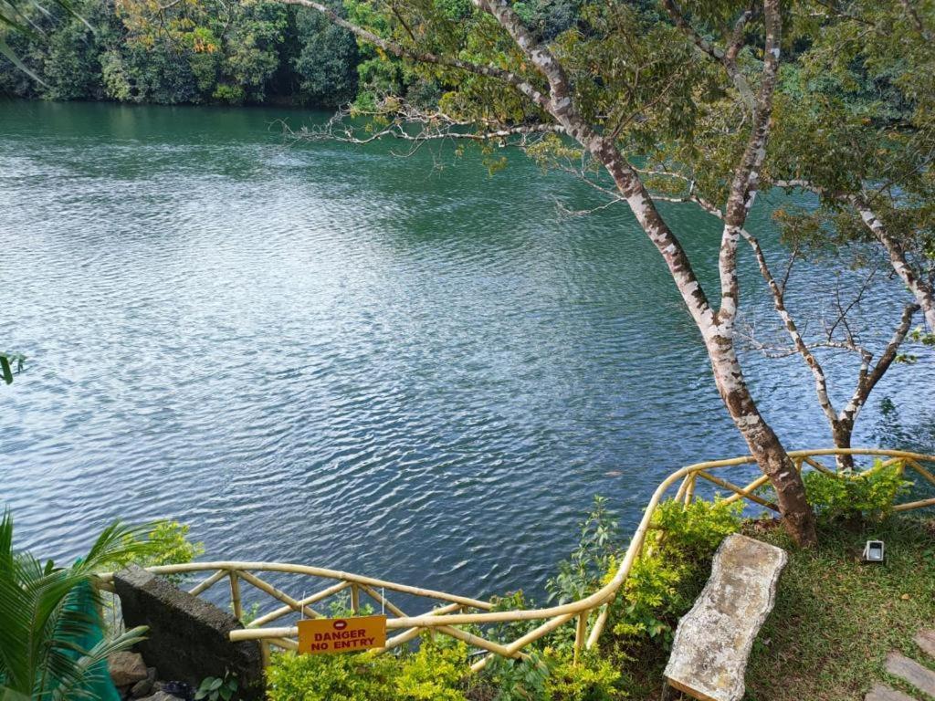 Thenmala Hormuz Inn Kolattupuzha エクステリア 写真