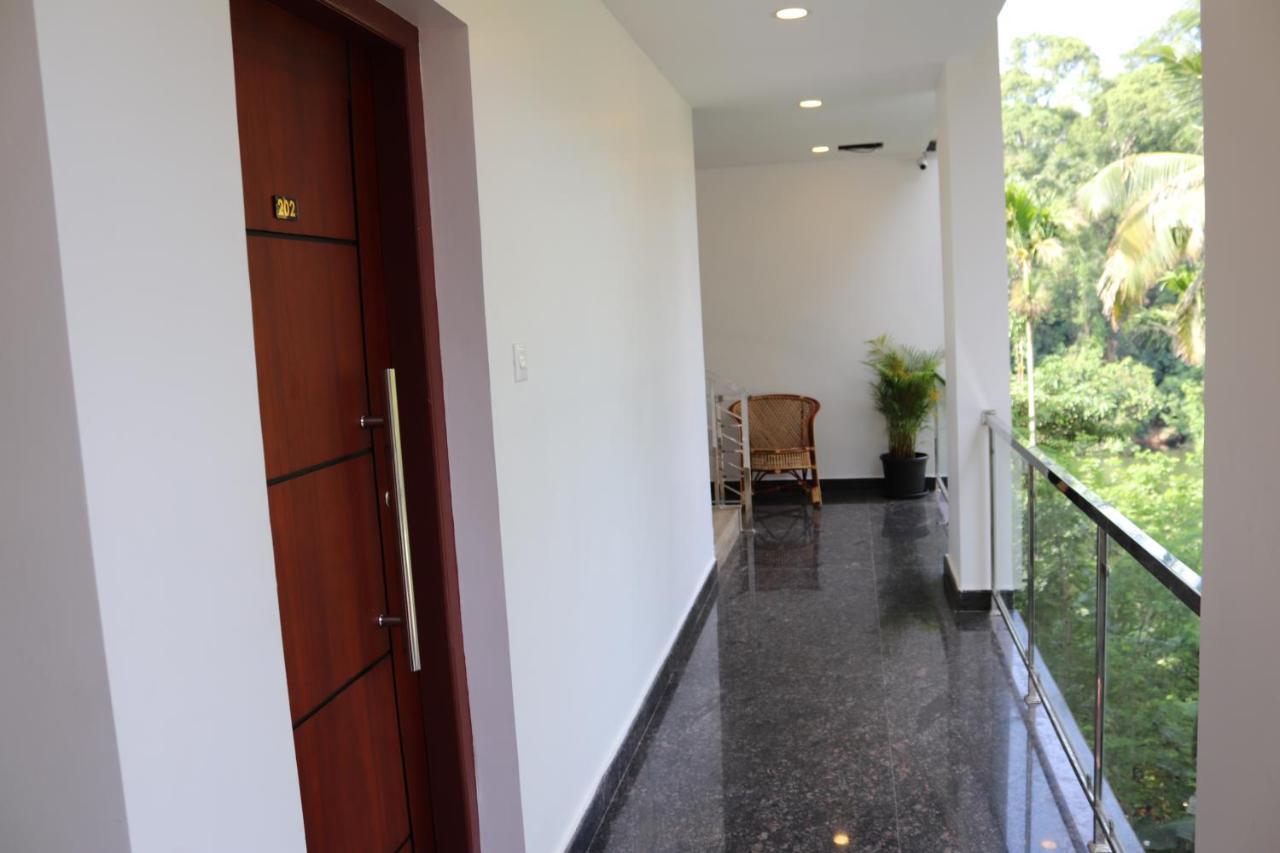 Thenmala Hormuz Inn Kolattupuzha エクステリア 写真